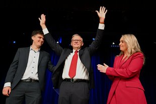 Der australische Premierminister Anthony Albanese, seine Lebensgefährtin Jodie Haydon und sein Sohn Nathan auf einer Bühne