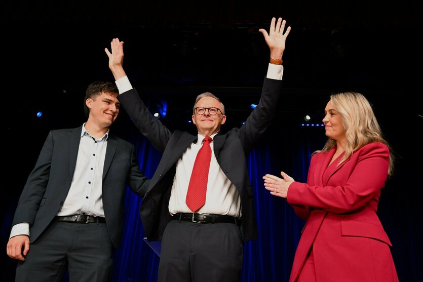 Der australische Premierminister Anthony Albanese, seine Lebensgefährtin Jodie Haydon und sein Sohn Nathan auf einer Bühne