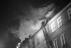 Das Schwarz-Weiß-Foto zeigt das in Flammen stehende Altenheim der Israelitischen Kultusgemeinde in München am 13.2.1970