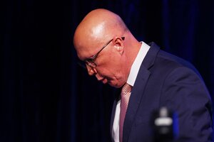 Der unterlegene Peter Dutton blickt nach unten