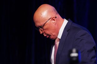 Der unterlegene Peter Dutton blickt nach unten