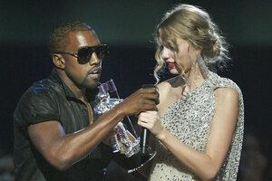 Kanye West nimmt der Sängerin Taylor Swift das Mikrofon weg