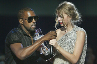 Kanye West nimmt der Sängerin Taylor Swift das Mikrofon weg