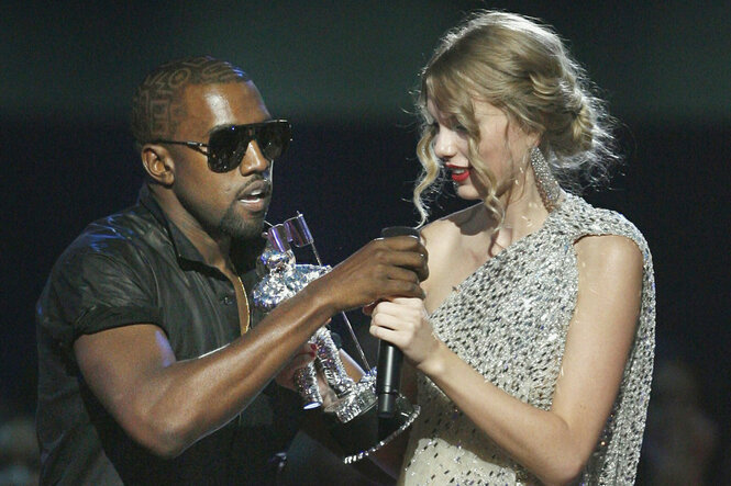Kanye West nimmt der Sängerin Taylor Swift das Mikrofon weg