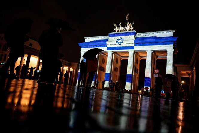 Die Israelische Flagge wird am Rande des Festival of Lights als Solidaritätsbekundung auf das Brandenburger Tor projiziert.