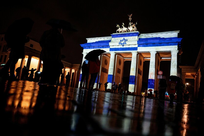 Die Israelische Flagge wird am Rande des Festival of Lights als Solidaritätsbekundung auf das Brandenburger Tor projiziert.