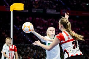 Frauen und Männer beim Korfball.