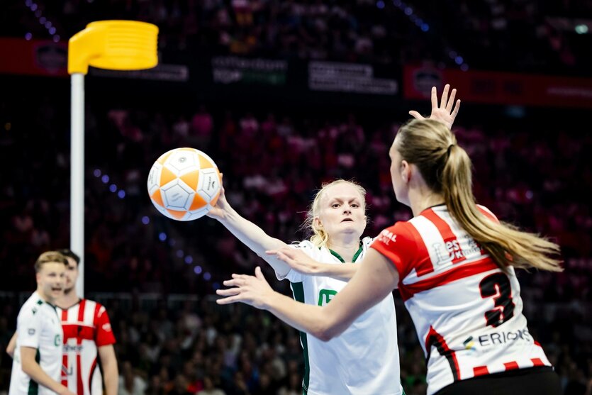 Frauen und Männer beim Korfball.