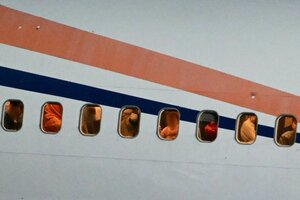 Menschen schauen aus einem Flugzeug