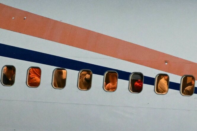 Menschen schauen aus einem Flugzeug