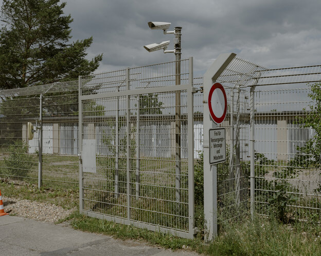 Ein hoher Zaun mit Überwachungskameras