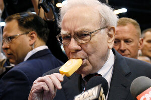 Warren Buffett beisst in ein Eis am Stiel