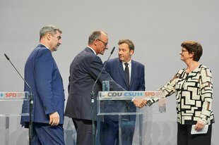 Friedrich Merz und Saskia Esken geben sich neben Markus Söder und Lars Klingbeil nach einer Pressekonferenz der Parteivorsitzenden von Union und SPD die Hand