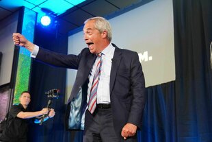 Der Politiker Nigel Farage jubelt