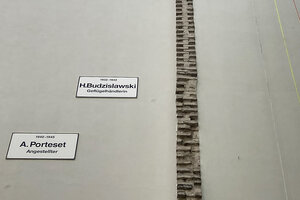 schlichte Texttafeln an der Wand eines Berliner Mietshauses