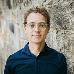 Ein Porträtfoto des Linguisten Simon Meier-Viersacker