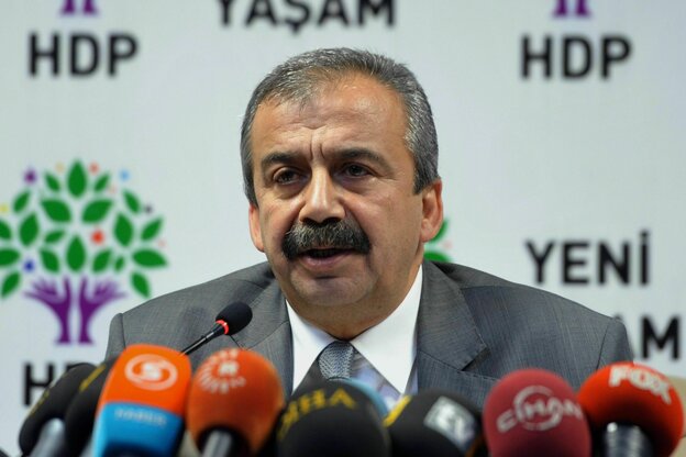 Sirri Süreyya Önder hinter Mikrofonen
