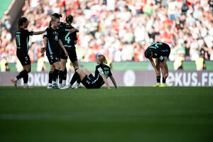 Die Frauen von Werder Bremen nach dem verlorenen Pokalfinale gegen Bayern München