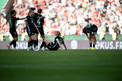 Die Frauen von Werder Bremen nach dem verlorenen Pokalfinale gegen Bayern München