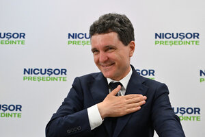 Das Bild zeigt einen Mann, der die rechte Hand auf sein Herz legt: Es ist der liberalkonservative Bürgermeister von Bukarest Nicușor Dan