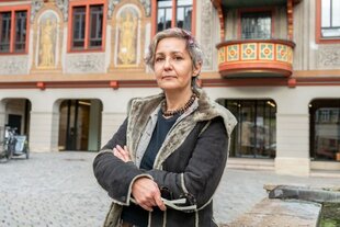 Zu sehen ist Gewerkschafterin Margrit Paal vor einem Gebäudeinnenhof.