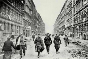 Leute auf einer zerstörten Straße