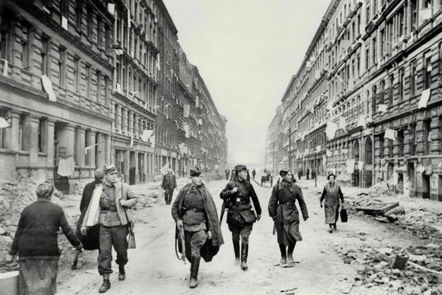 Leute auf einer zerstörten Straße