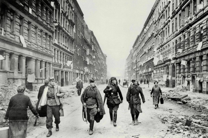 Leute auf einer zerstörten Straße