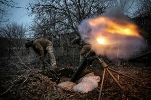 Ukrainische Soldaten feuern mit einem Mörser auf die angreifende russische Armee, nahe Tschassiw Jar, Mitte März 2025
