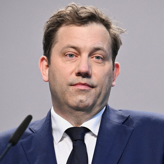 Porträt v on Lars Klingbeil im Anzug