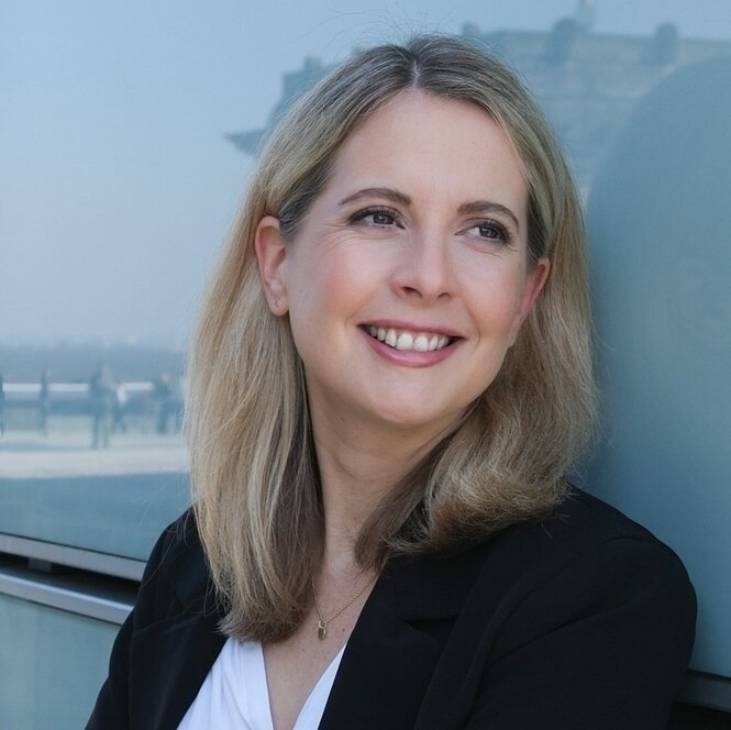 Verena Hubertz lehnt an einer Wand