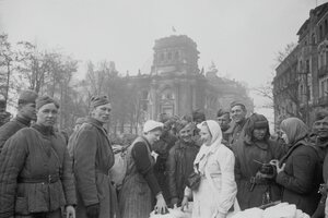 Rotarmisten mit befreiten sowjetischen Frauen unweit des Reichstags, 1945