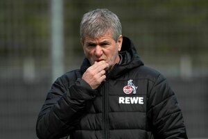 Friedhelm Funkel greift sich nachdenklich mit der rechten Hand ans Kinn