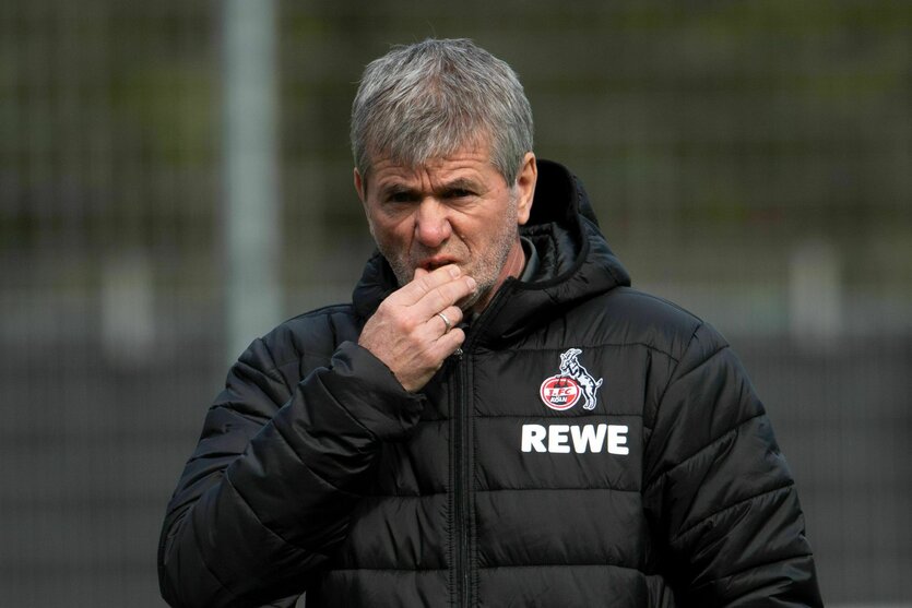 Friedhelm Funkel greift sich nachdenklich mit der rechten Hand ans Kinn