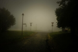 Kreuzung im Nebel
