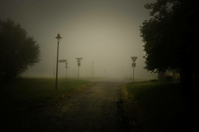 Kreuzung im Nebel