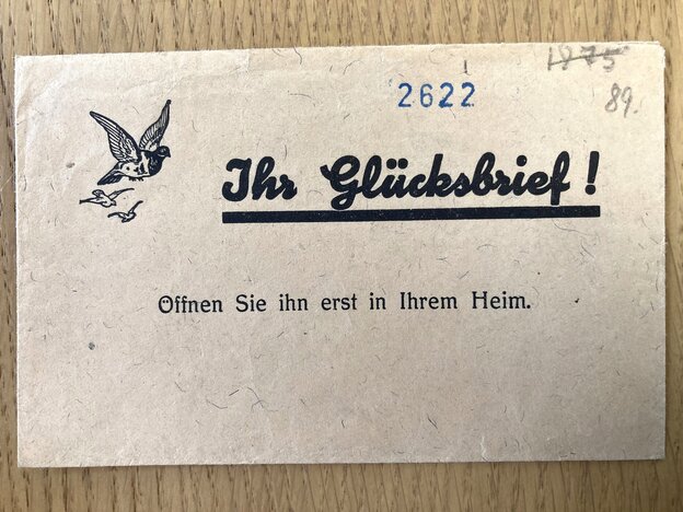 Ein Briefumschlag für die Tarnschriften: Auf dem Umschlag sind Sternchen und die Auzfschrift: 