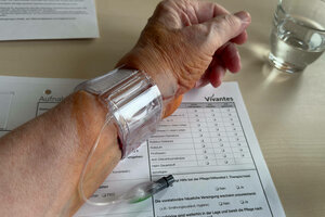 Eine Hand mit Infusion, darunter eine Checkliste vom Vivantes Klinikum