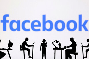 Figuren mit Computern und Smartphones sind vor dem Facebook-Logo zu sehen