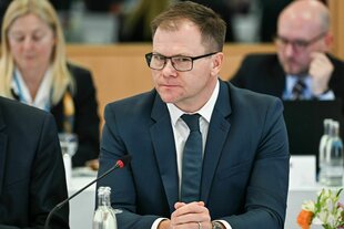Carsten Schneider auf einer Konferenz