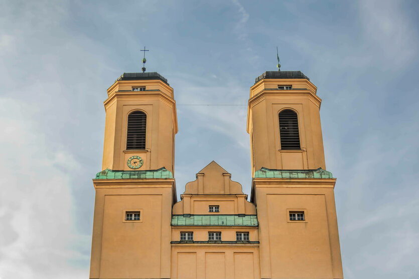 Türme der Kirche im Baumschulenweg