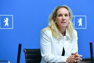 Berlins neue Kultursenatorin Sarah Wedl-Wilson wird vom Regierenden Bürgermeister Wegner im Roten Rathaus vorgestellt