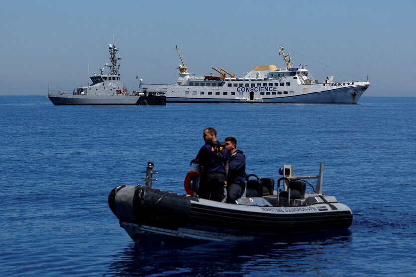 Das beschädigte Schiff der Gaza Freiheitsflotille ?Conscience? liegt vor den maltesischen Hoheitsgewässern vor Anker