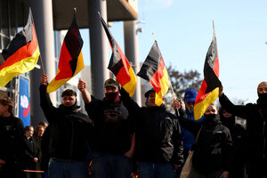 5 augenscheinliche Neonazis, teils vermummt, teils mit Szenekleidung, halten beim AfD-Wahlkampfabschluss Deutschlandfahnen mit der rechten Hand in die Höhe