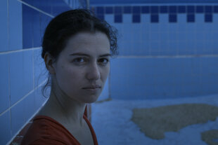 Schwimmen ist nicht mehr: Szene aus "Swimmingpool am Golan" von Esther Zimmering. Der Pool ist trocken