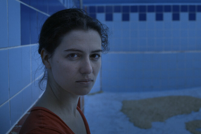 Schwimmen ist nicht mehr: Szene aus "Swimmingpool am Golan" von Esther Zimmering. Der Pool ist trocken