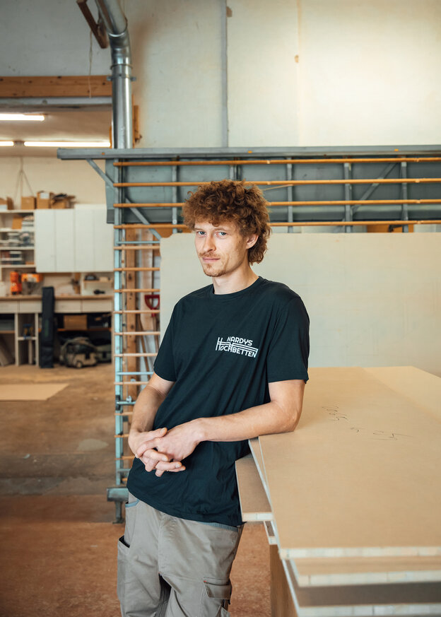 Portrait von Hochbettenbauer Alex in seiner Werkstatt