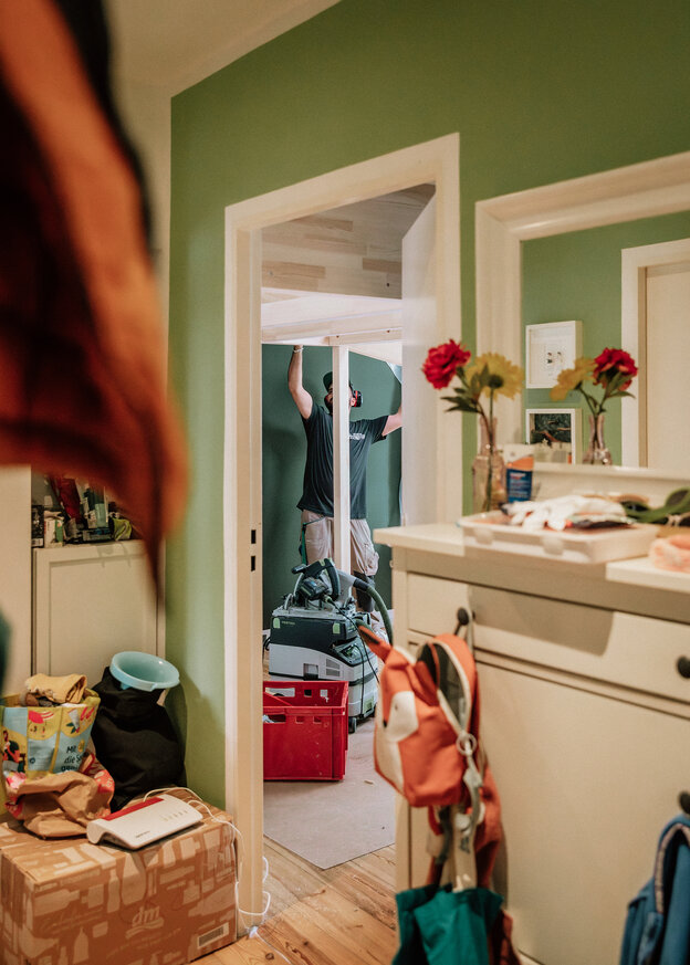 Blick in den Flur einer kleinen und vollgestellten Wohnung