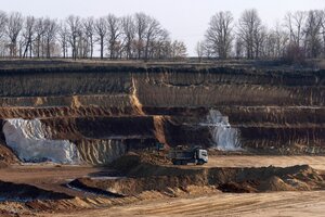 Ein LKW transportiert eine Ladung in einem Ilmenit-Tagebau in einer Schlucht in der Region Kirowohrad.