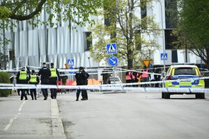 Polizeikräfte an einem mit Bändern abgesperrten Einsatzort